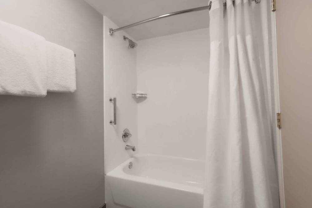 Guest Bathroom - Tub/Shower Combo