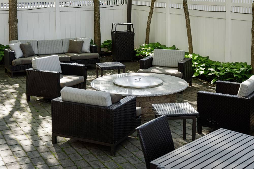 Courtyard By Marriott Long Island Macarthur Airport 3