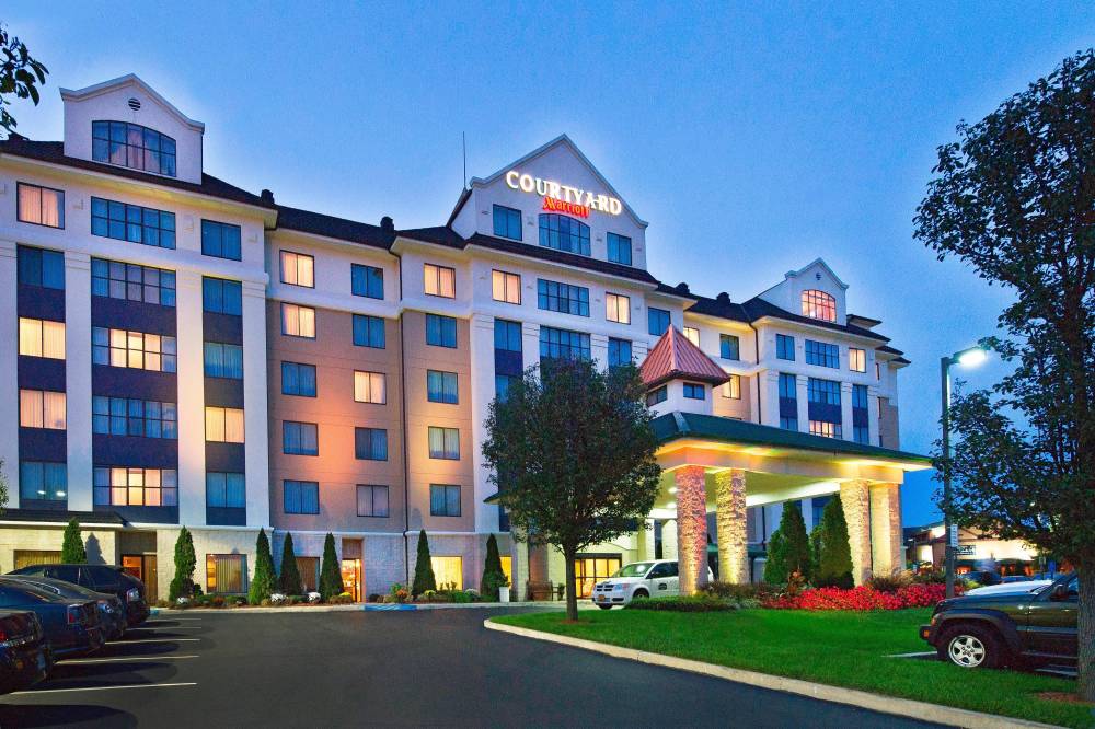 Courtyard By Marriott Long Island Macarthur Airport 2