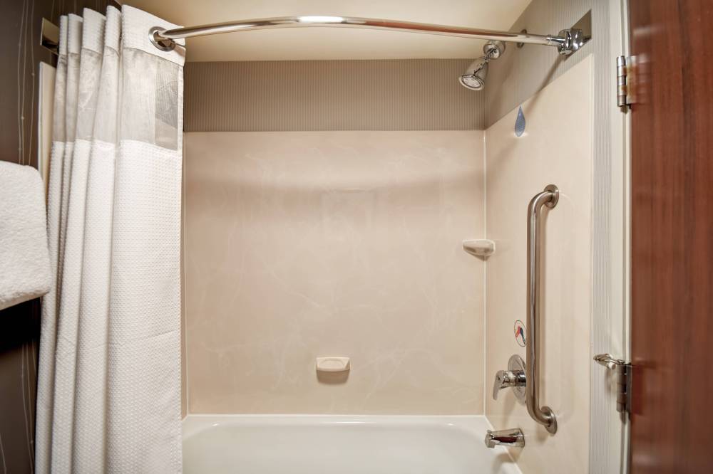 Guest Bathroom - Shower/Tub