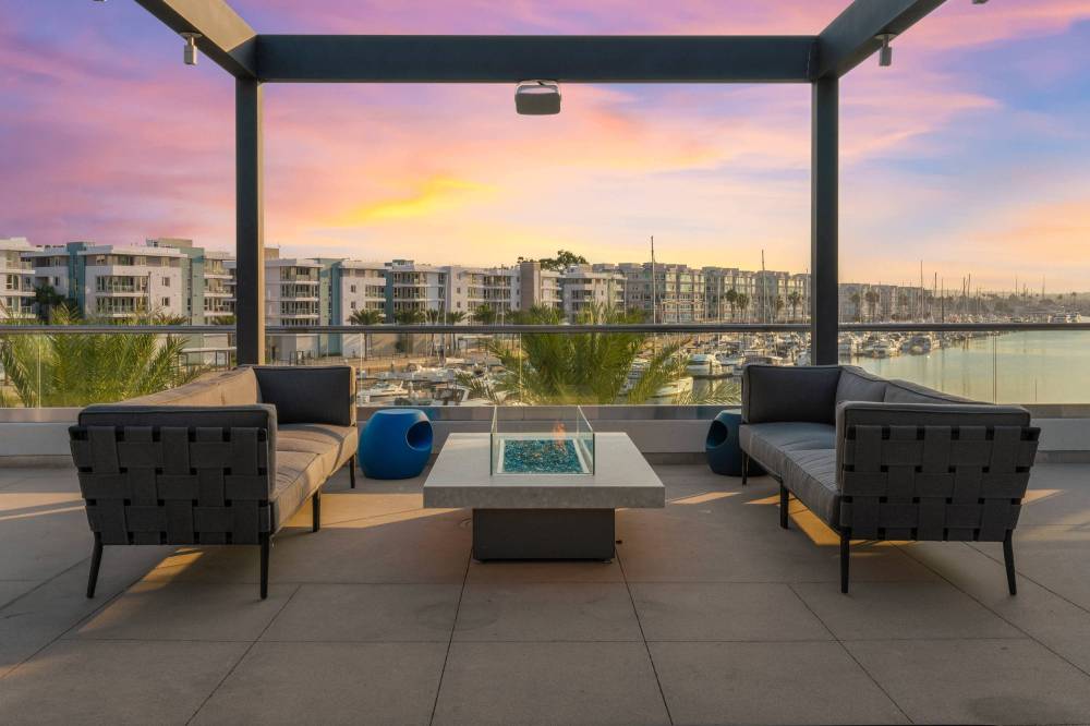 Courtyard By Marriott Marina Del Rey 10