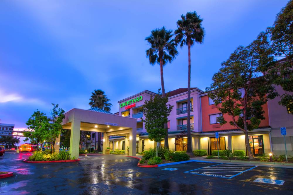 Courtyard By Marriott Oakland Airport