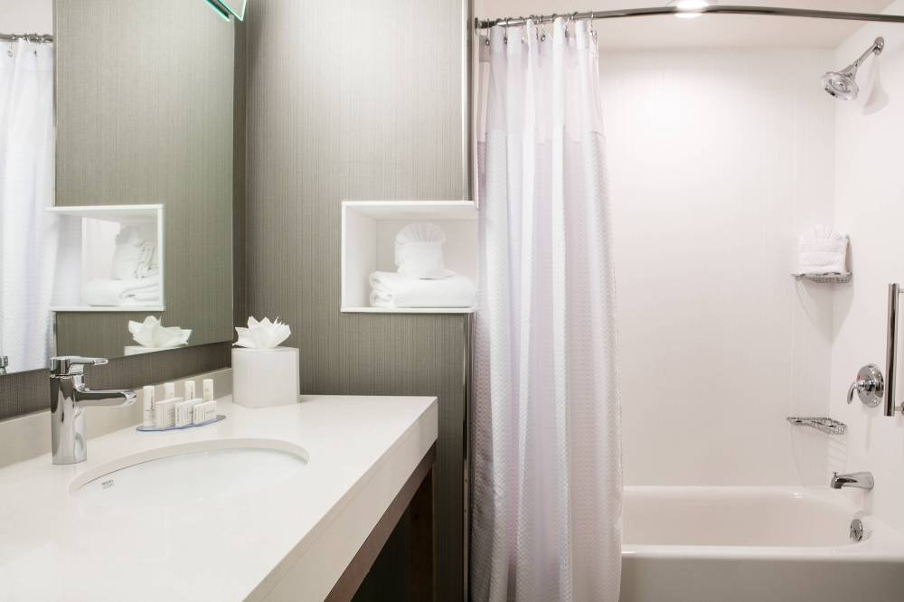 Guest Bathroom - Tub