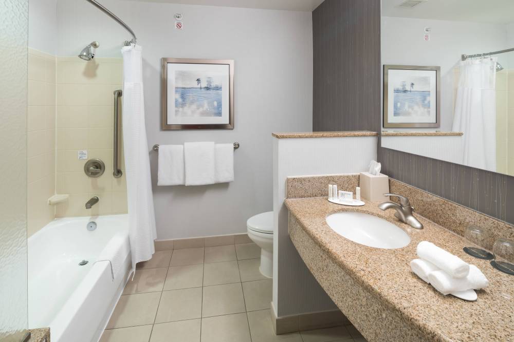 Courtyard By Marriott West Orange 3