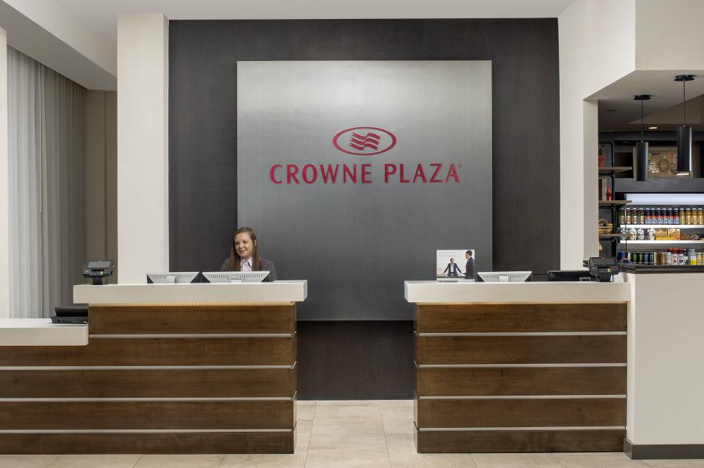 Crowne Plaza Airport 5