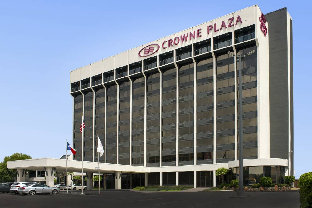 Crowne Plaza Airport 7