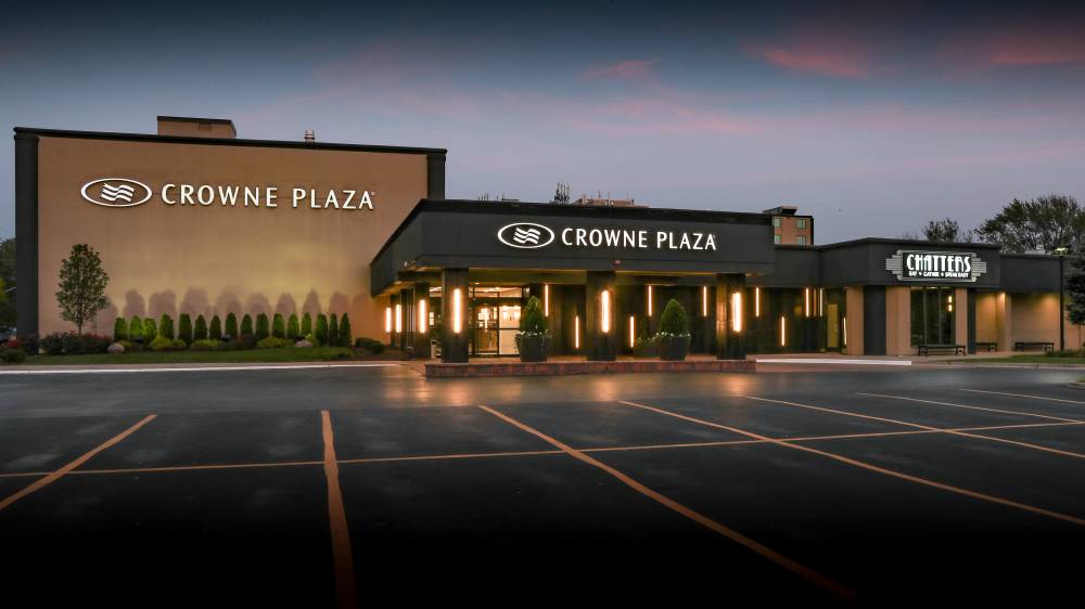 Crowne Plaza Northbrook 3