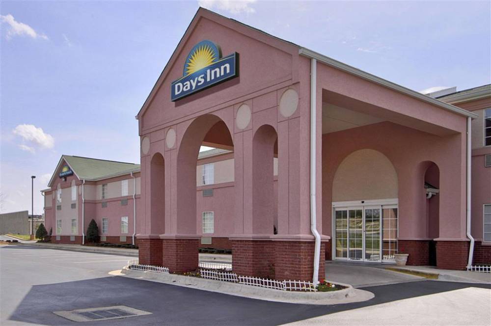 Welcome to the Days Inn & Suites Huntsville