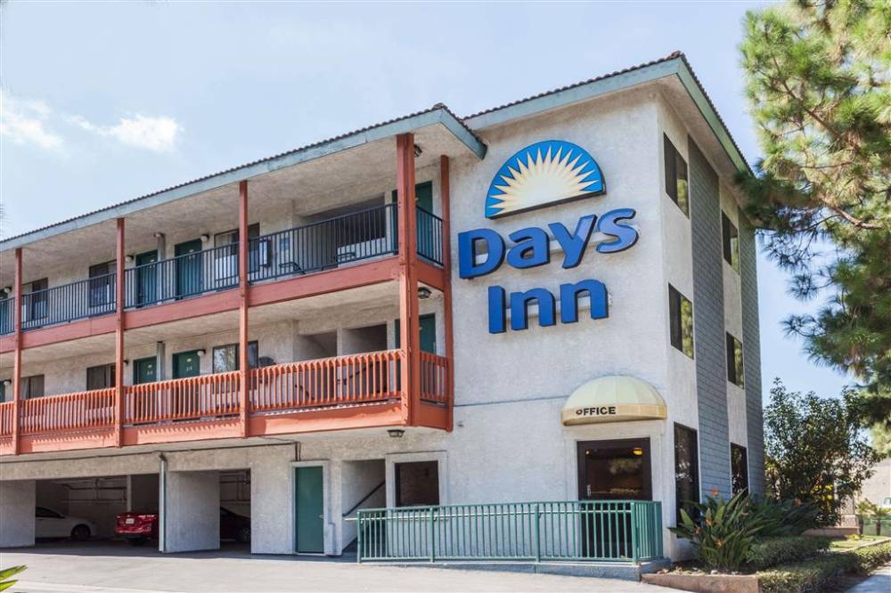 Welcome to the Days Inn Anaheim West