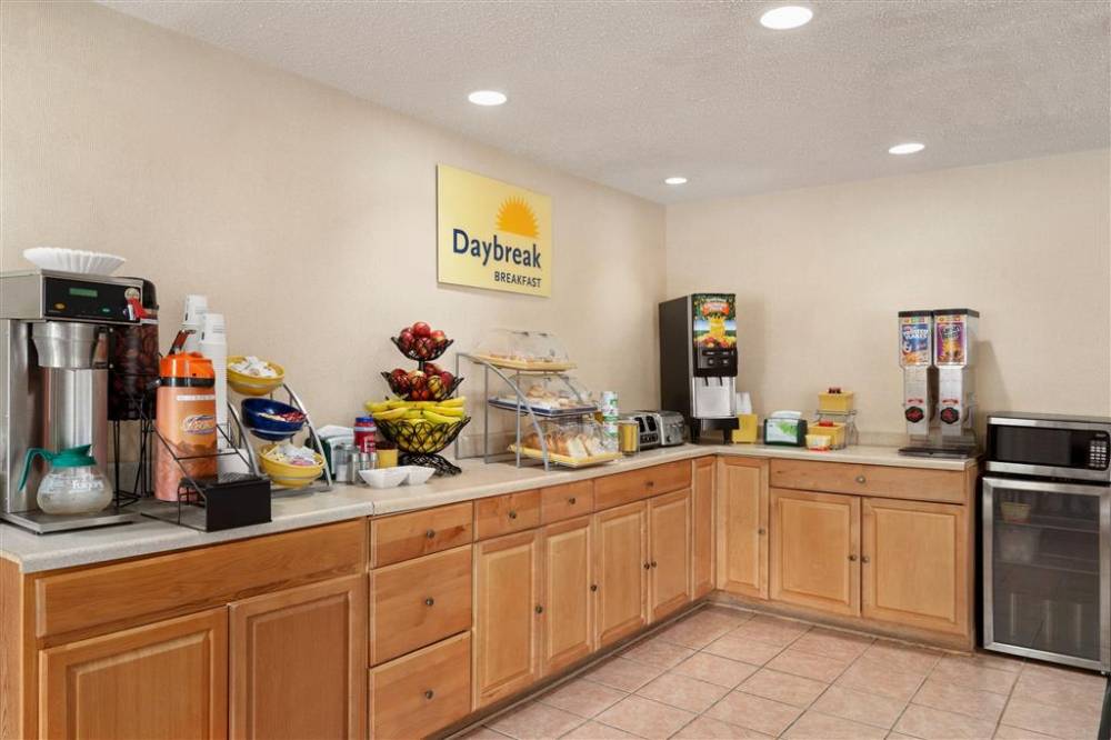 Days Inn By Wyndham Auburn/finger Lakes Region 6