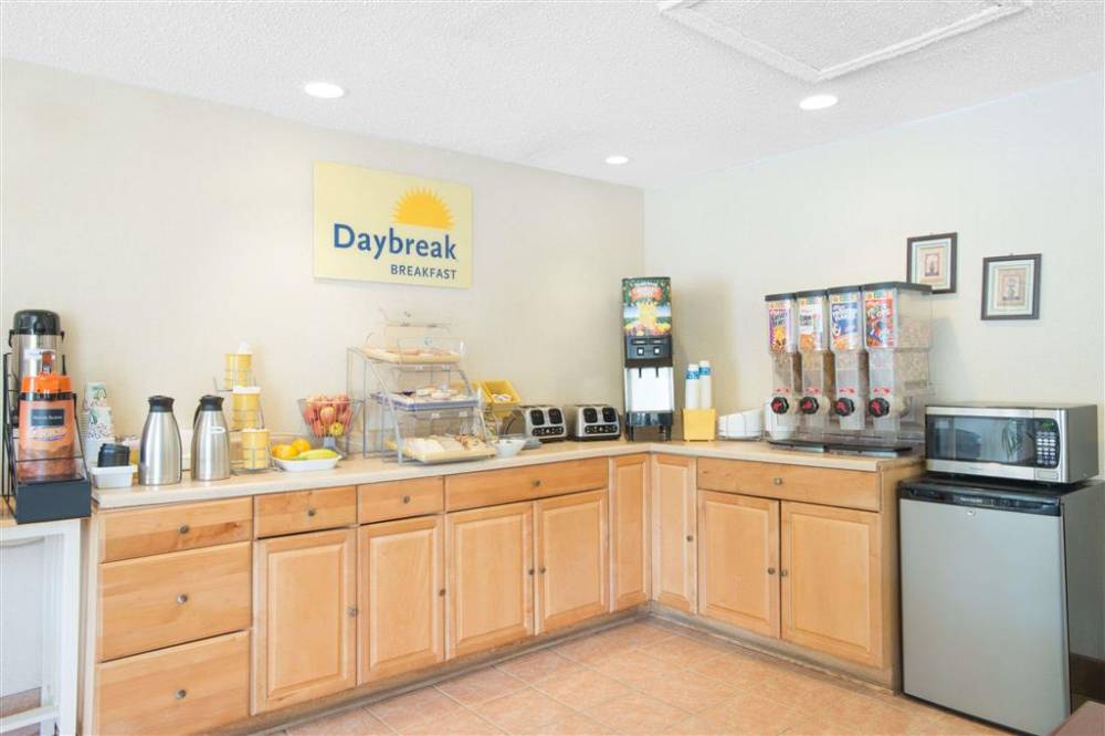 Days Inn By Wyndham Auburn/finger Lakes Region 5