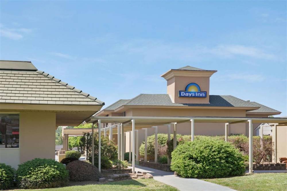 Welcome to the Days Inn Charlotte-Woodlawn