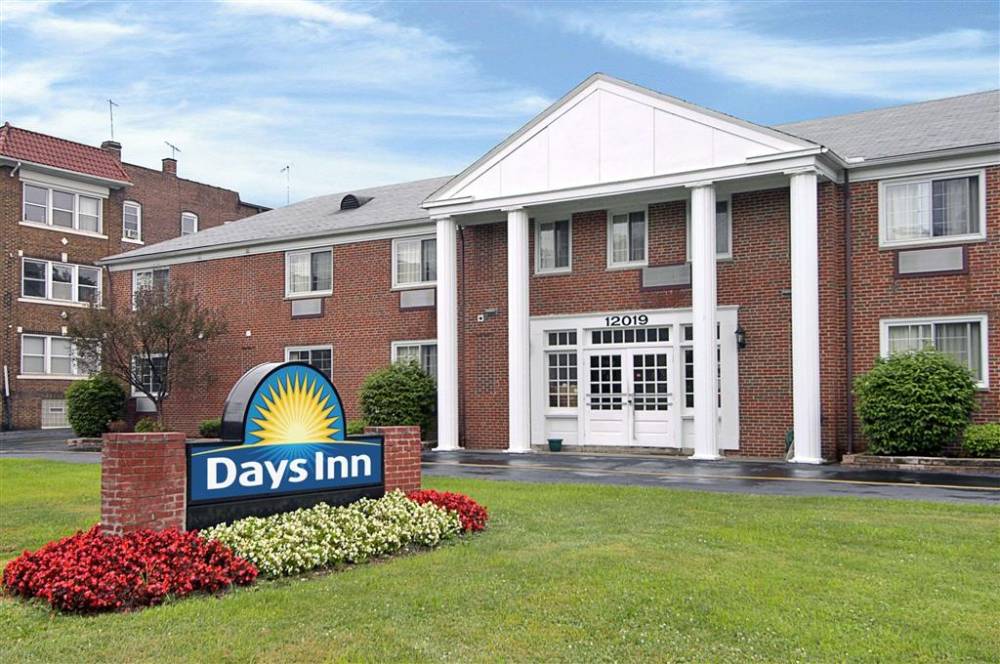 Welcome to the Days Inn Cleveland Lakewood