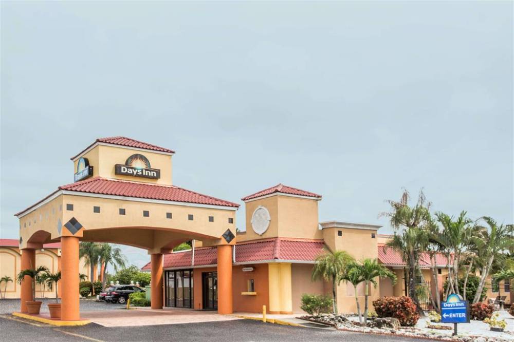 Days Inn By Wyndham Fort Myers 2