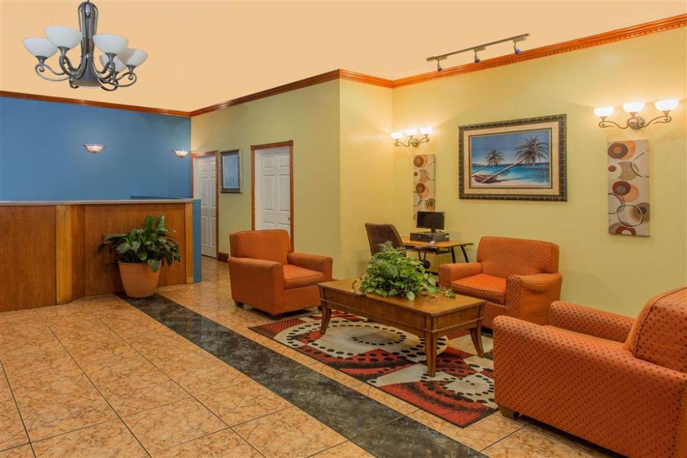 Days Inn By Wyndham Fort Myers 3