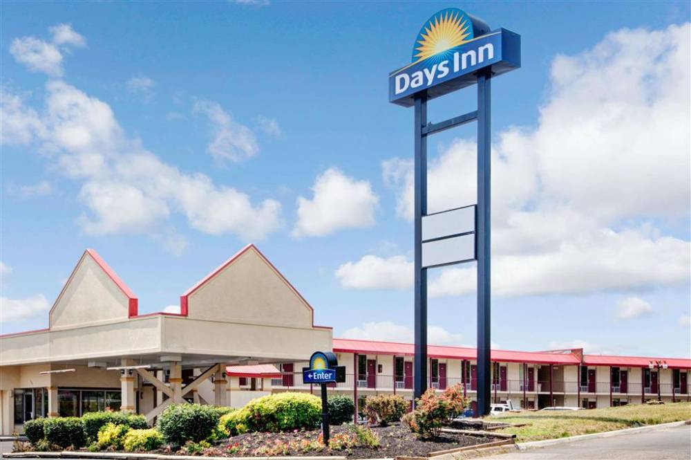 Welcome to the Days Inn Knoxville West