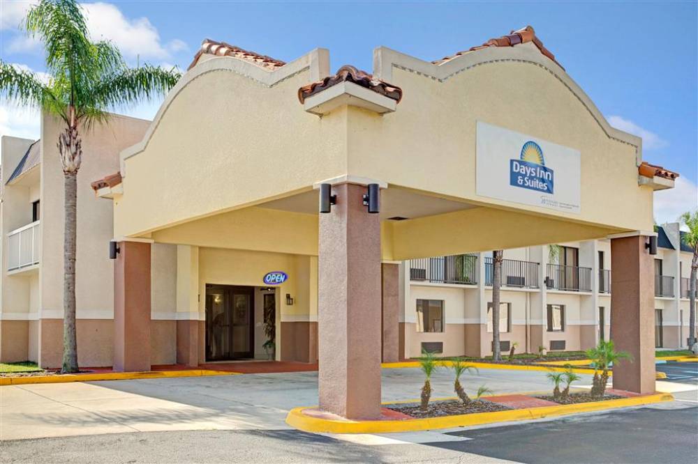 Days Inn & Suites By Wyndham Tampa Near Ybor City 2