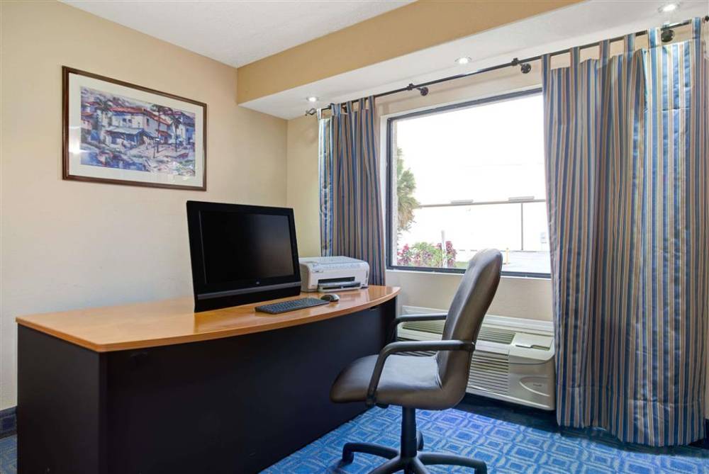 Days Inn & Suites By Wyndham Tampa Near Ybor City 5