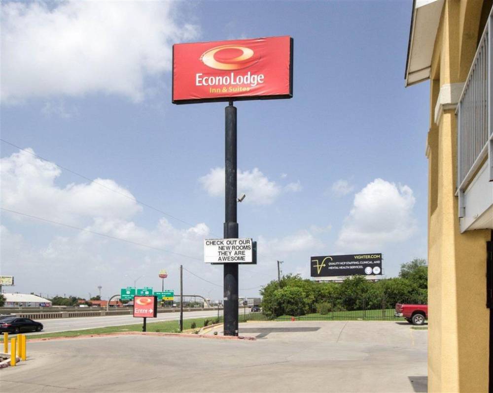 Econo Lodge Inn And Suites Downtown Northeast 4