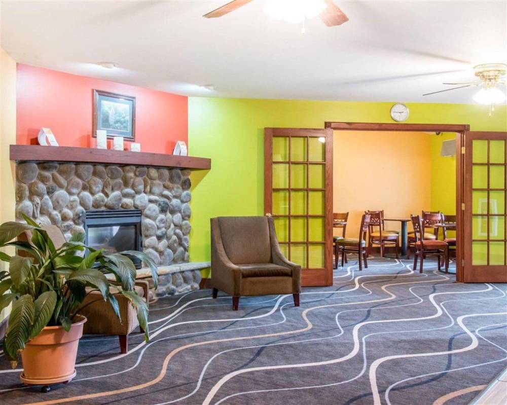 Econo Lodge Inn And Suites 7