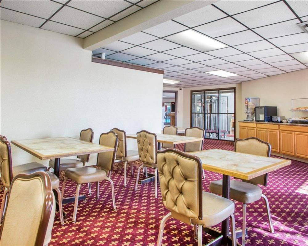 Econo Lodge  Inn & Suites 10