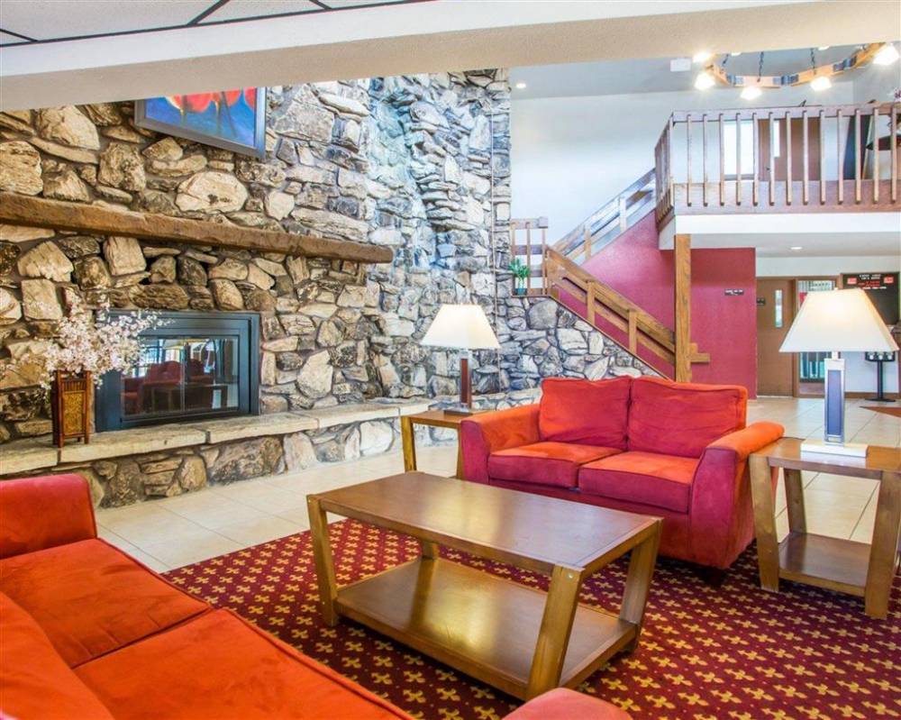 Econo Lodge  Inn & Suites 6