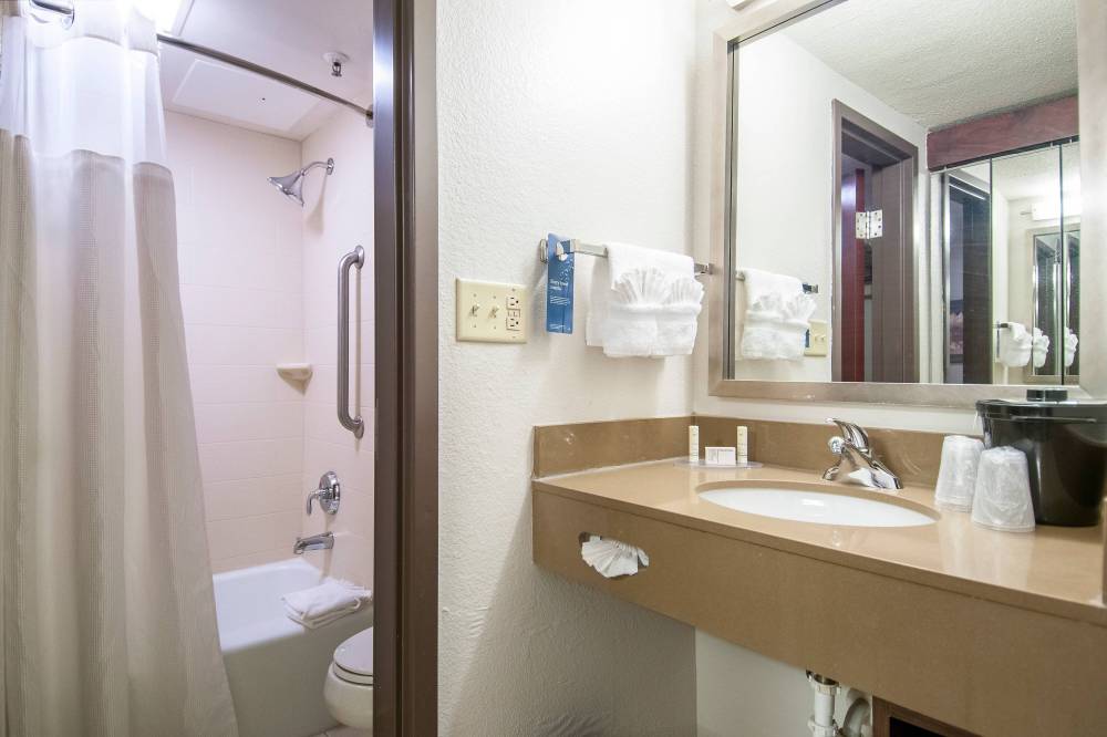 Guest Bathroom - Shower/Tub