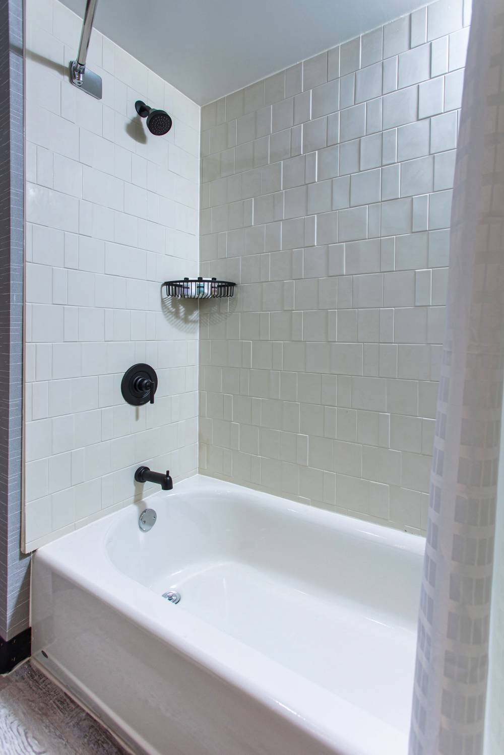 Guest Bathroom - Tub/Shower