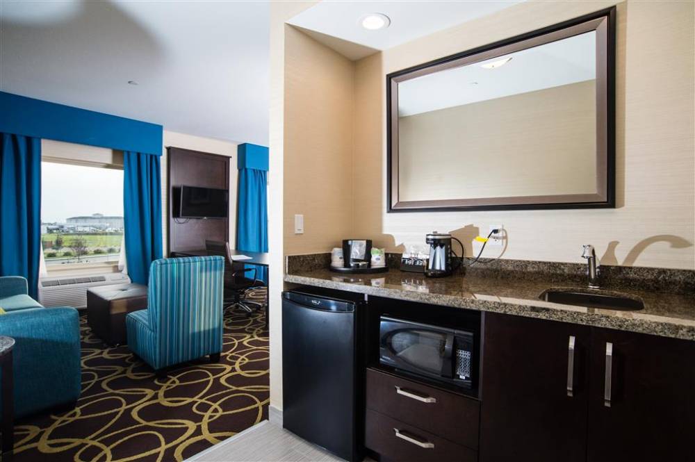 Hampton Inn And Suites By Hilton Regina East Gate 8