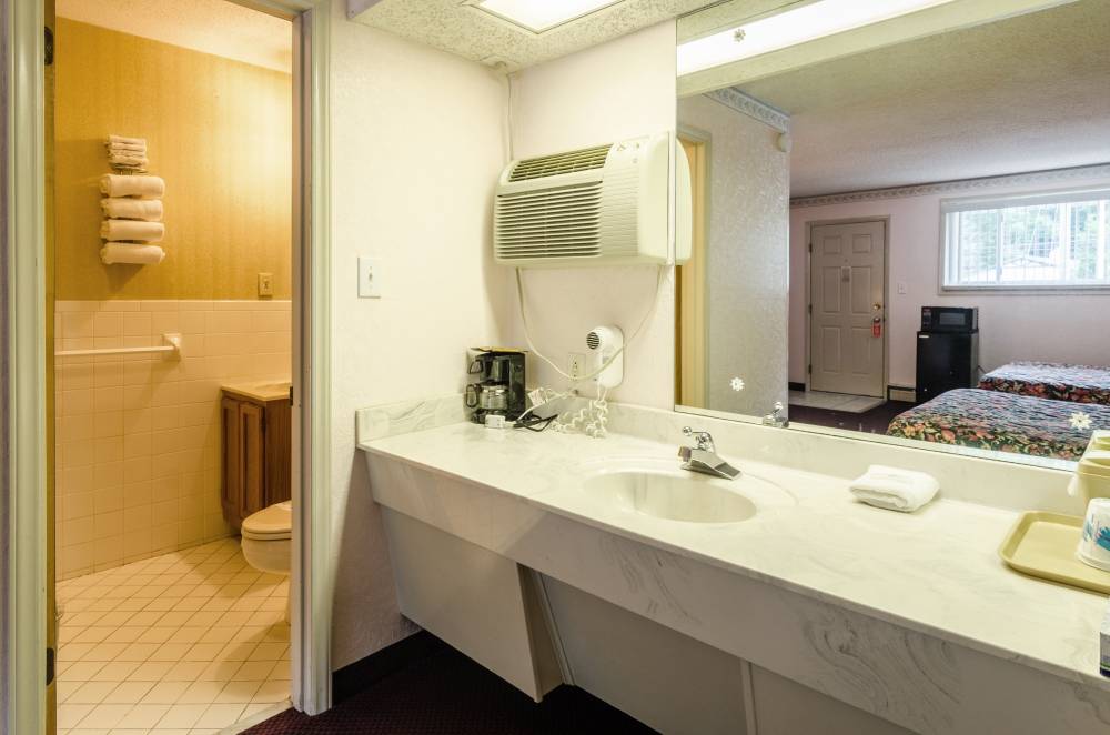 MNCBODoubles Motel Bathroom