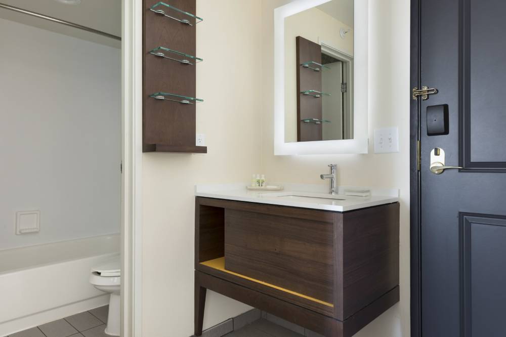 Bathroom vanity - Holiday Inn Bloomington W MSP Ai