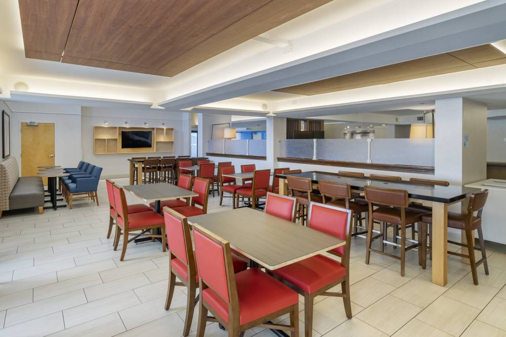 Holiday Inn Exp Cape Coral 6