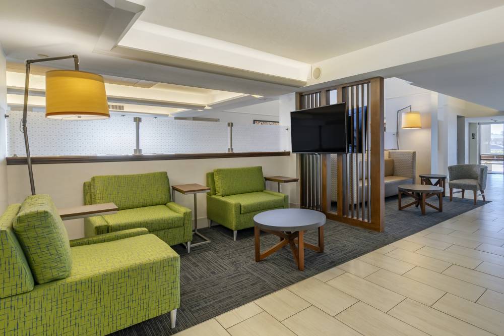 Holiday Inn Exp Cape Coral 5