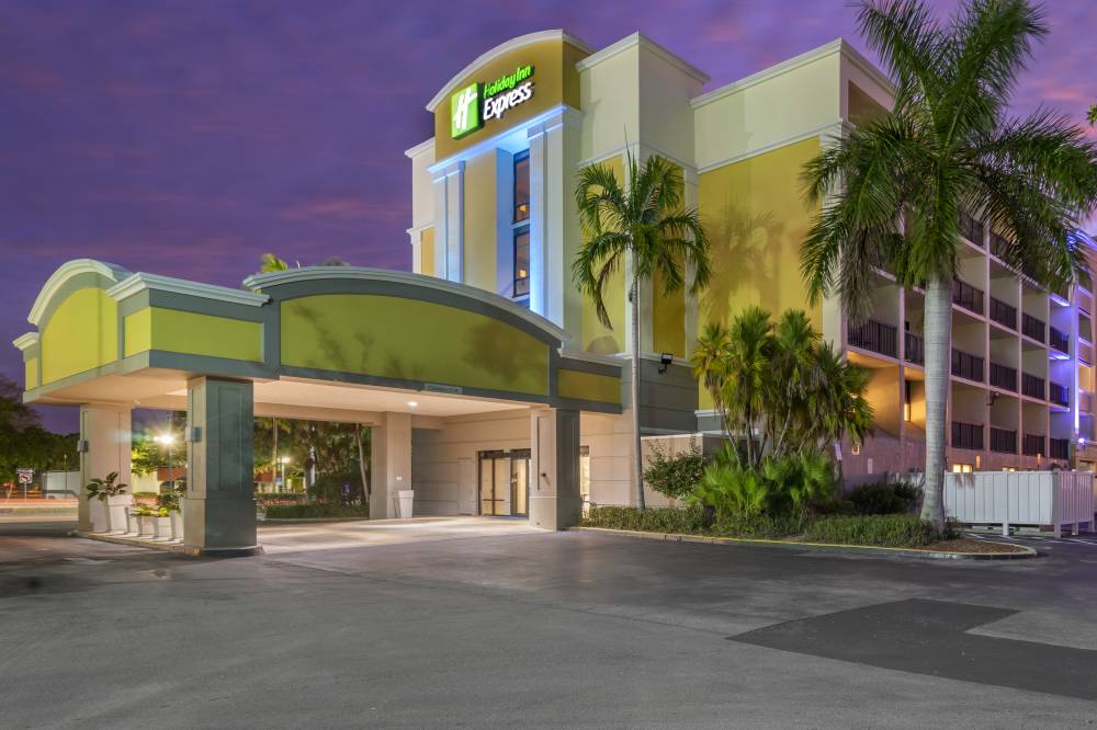 Holiday Inn Exp Cape Coral 3