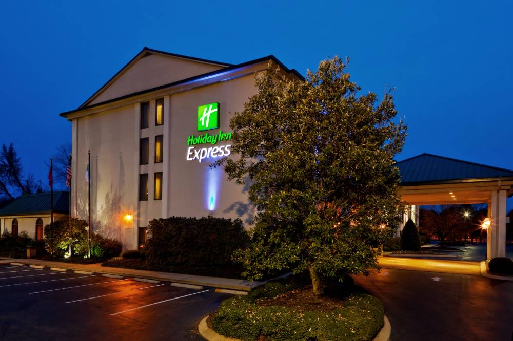 Holiday Inn Exp Hendersonville 4