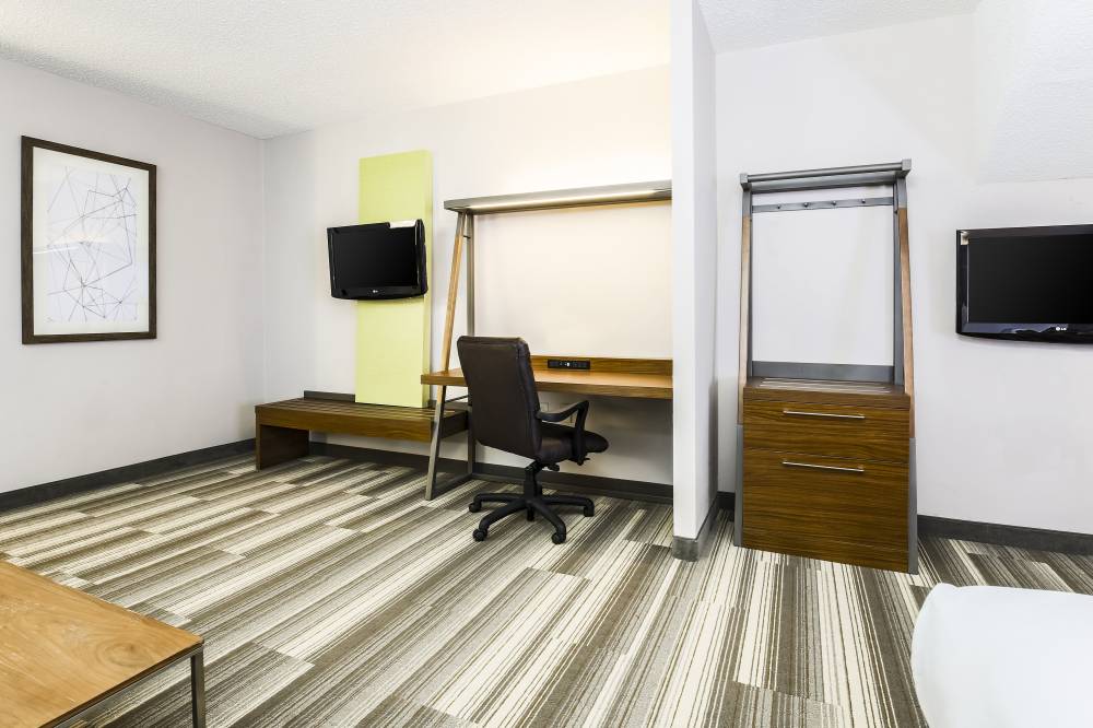 Holiday Inn Exp Langhorne 4