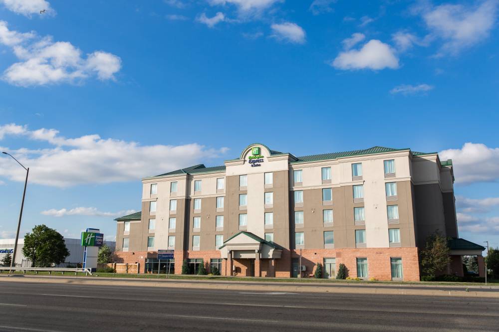 Holiday Inn Exp Stes Brampton 4