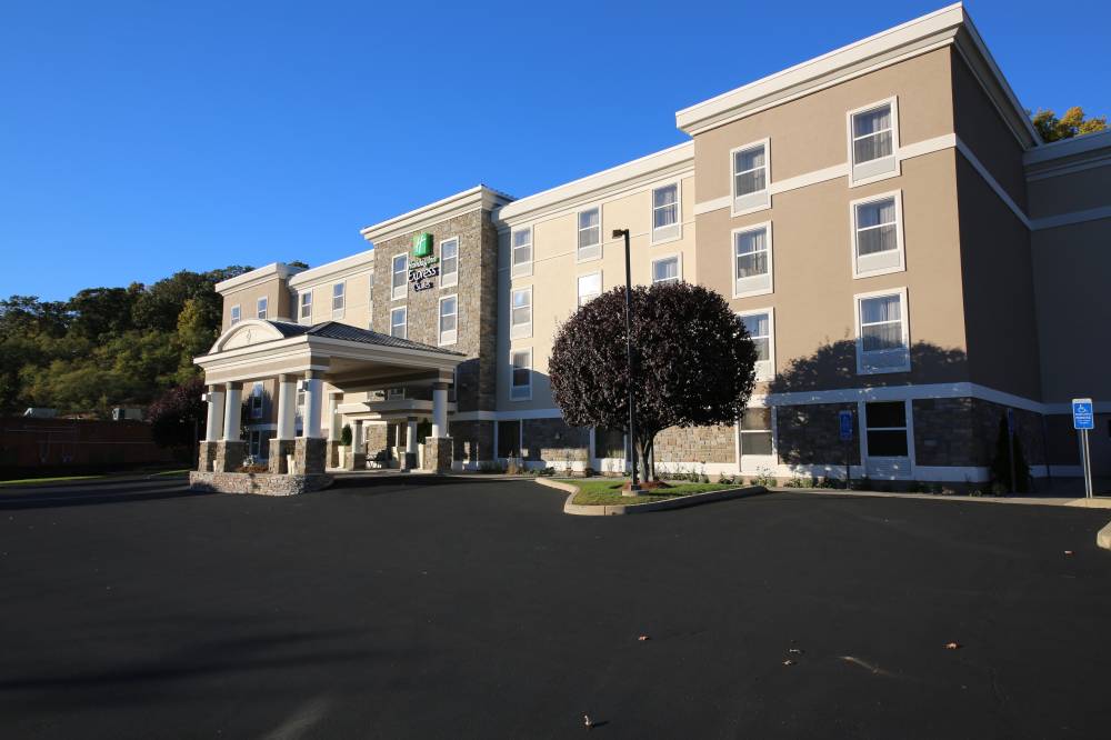 Holiday Inn Exp Stes Danbury W 2