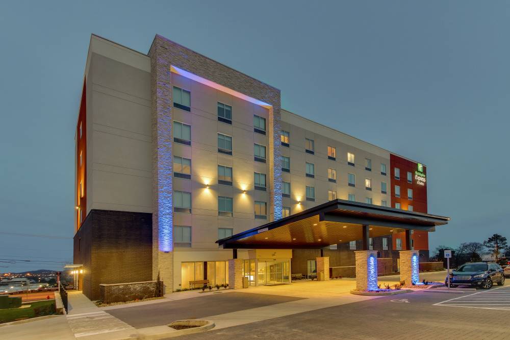 Holiday Inn Exp Stes Metrocenter 8