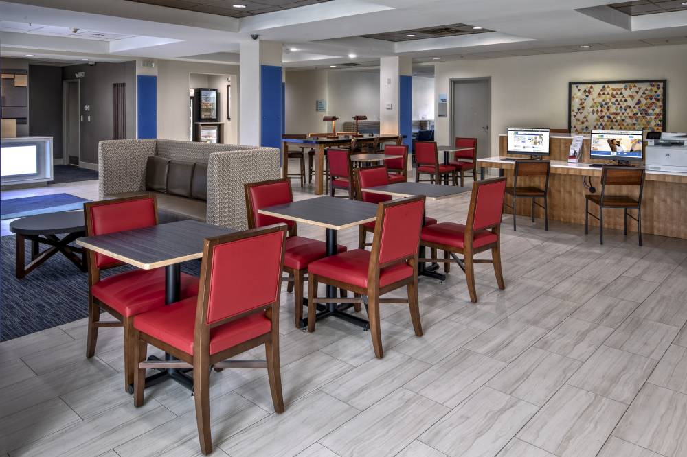 Holiday Inn Exp Stes Smyrna 7