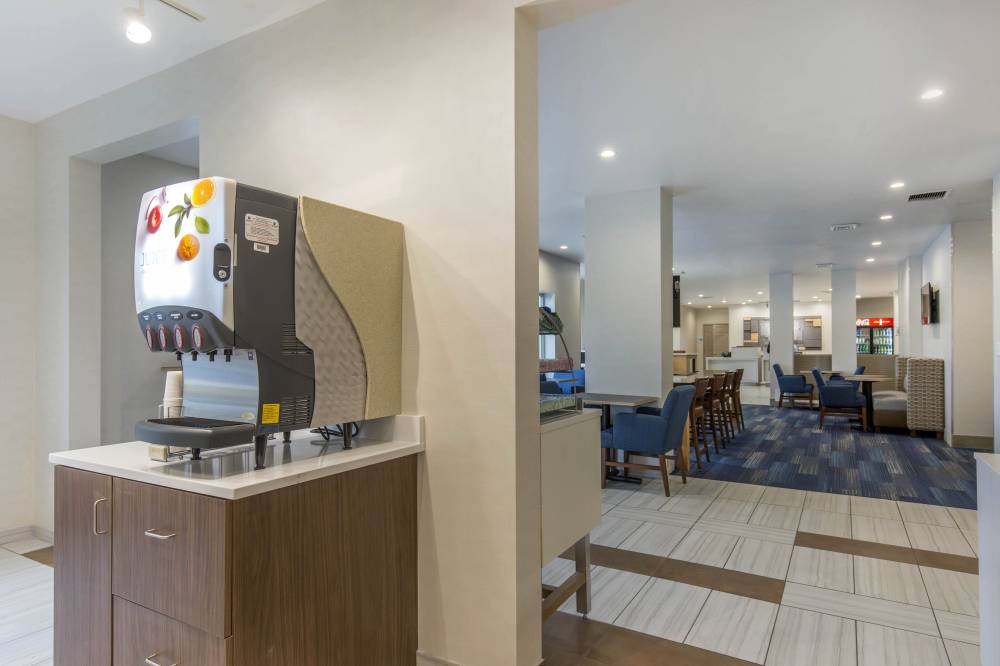 Holiday Inn Exp Stes St Charles 4