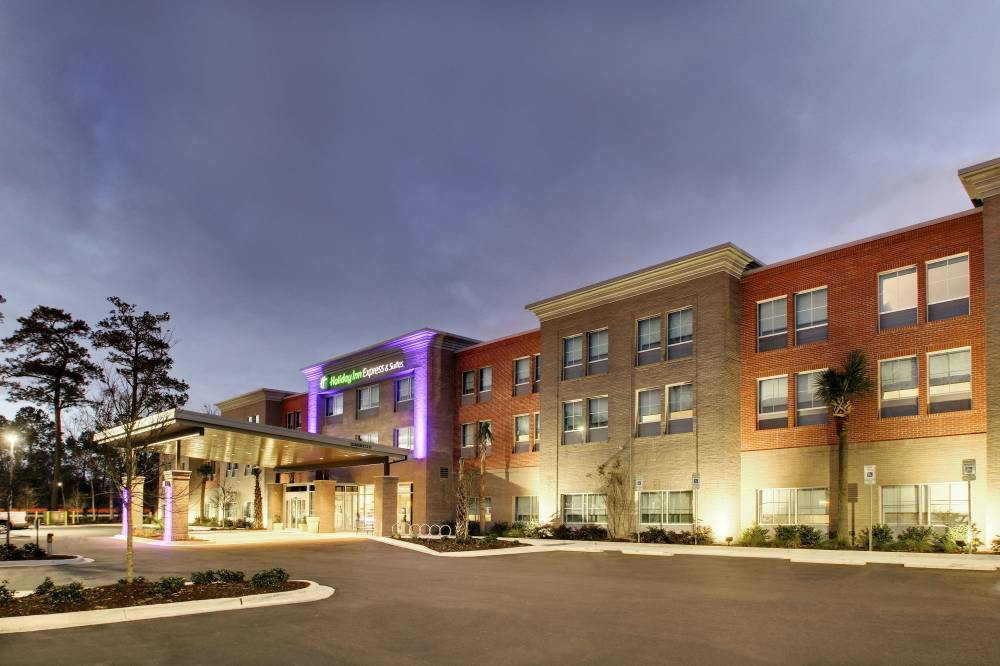 Stay with Holiday Inn Express & Suites Summerville