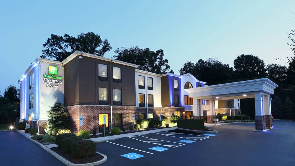 Holiday Inn Exp Stes W Chester 3