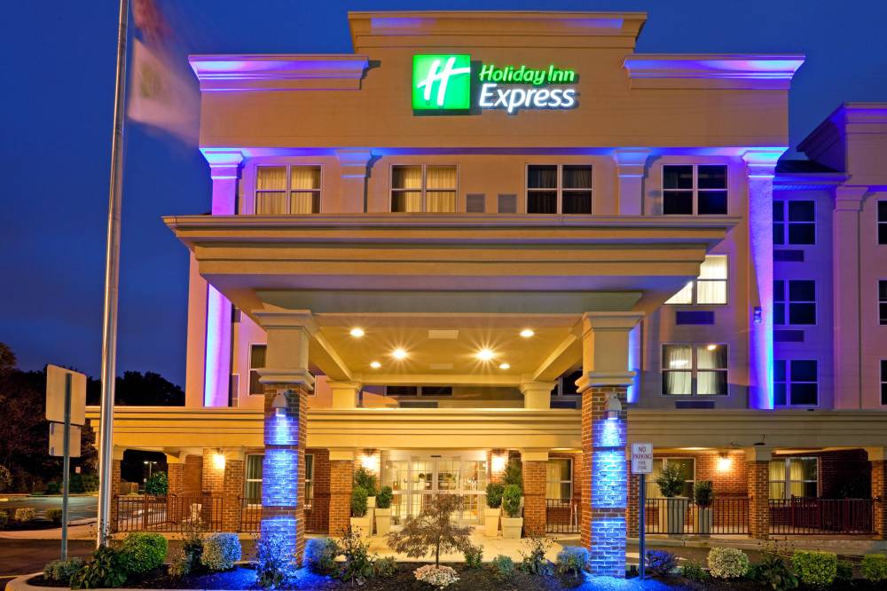 Holiday Inn Exp Stes Woodbridg 10