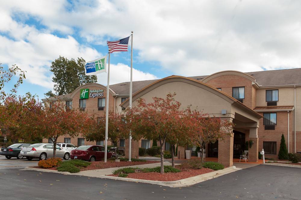 Holiday Inn Exp Suites Canton 3