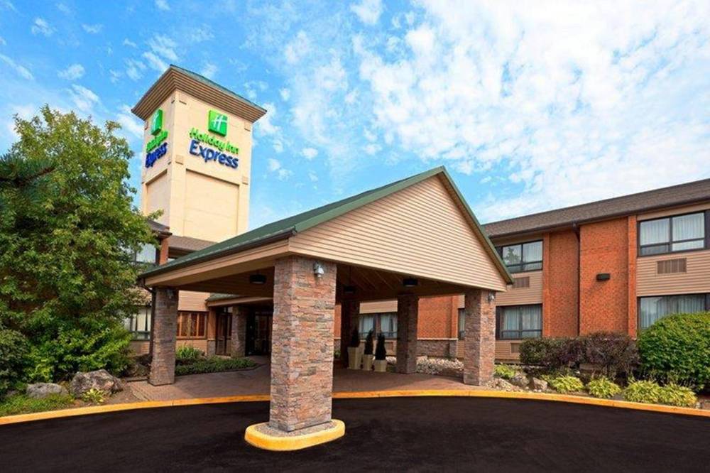 Welcome to the Holiday Inn Express Toronto East - 