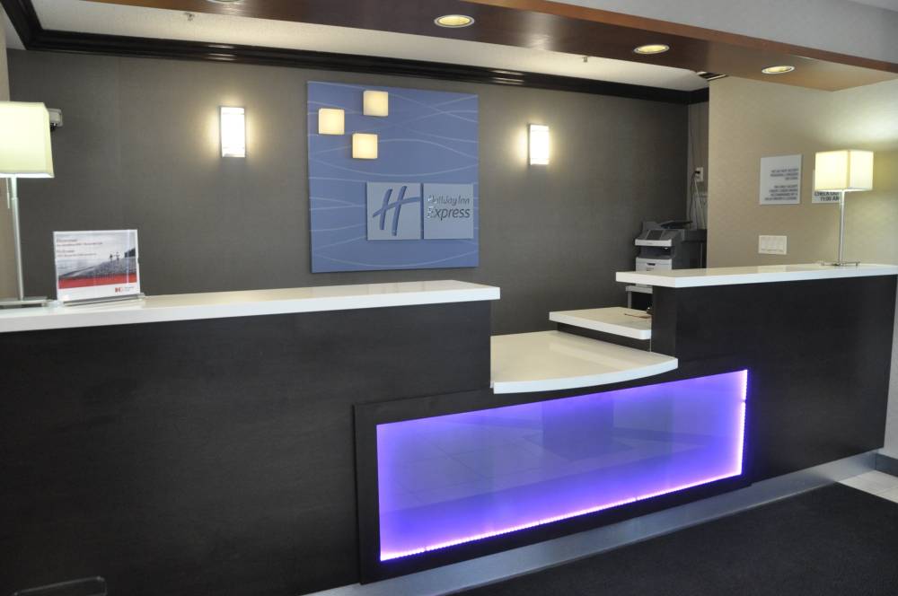 Holiday Inn Express And Suites 8