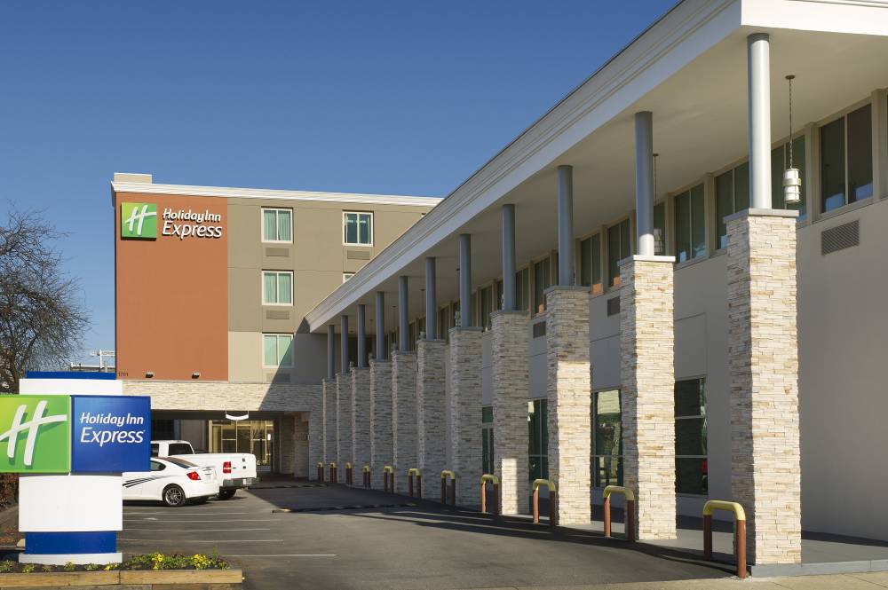 Holiday Inn Express At Stadium 3