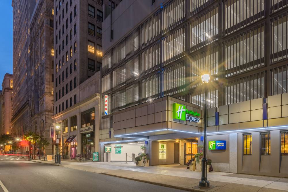 Holiday Inn Express Midtown 8