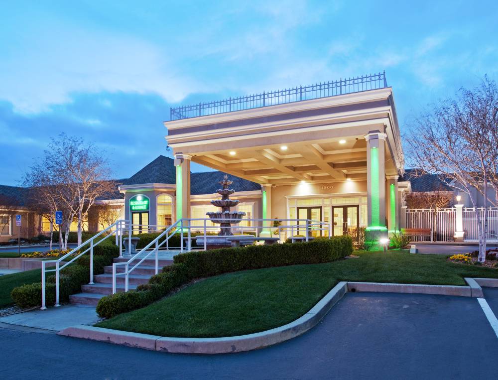 Holiday Inn Redding offers a full service restaura